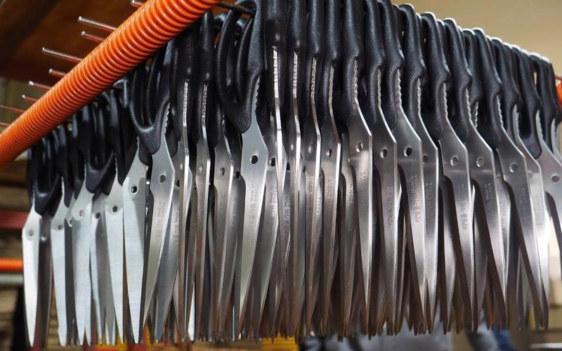 大批量生产坚固,柔软的剪刀的过程. 韩国剪刀厂