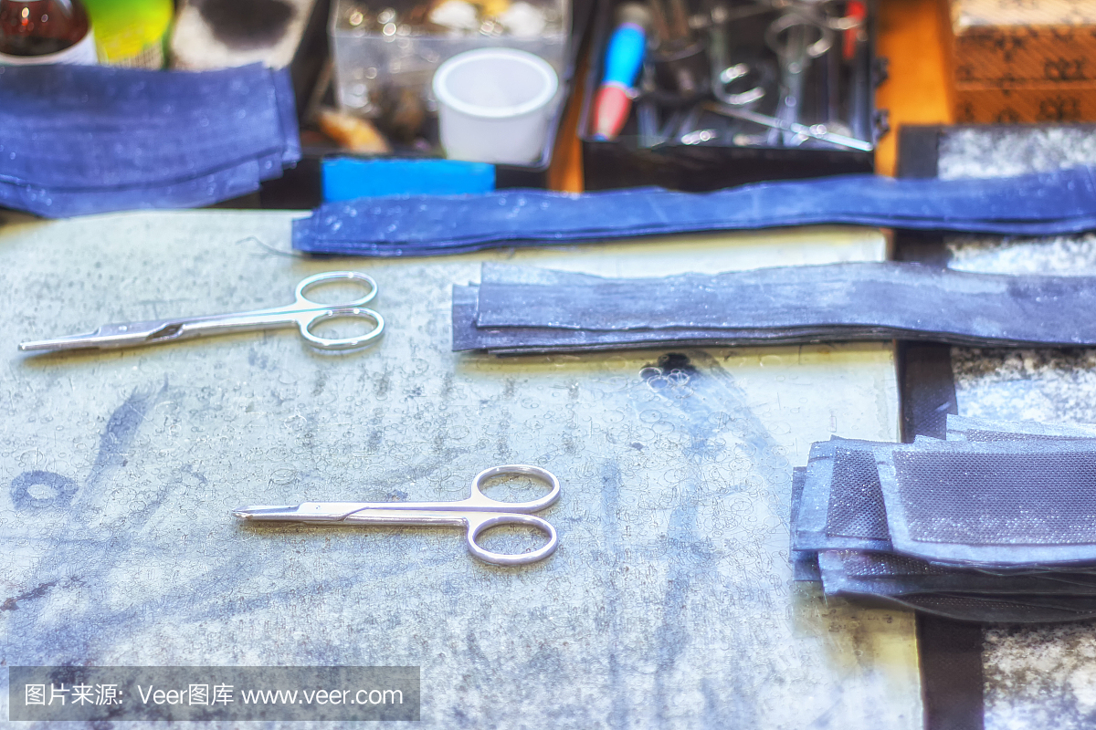 皮革手工DIY工具在工作台上。