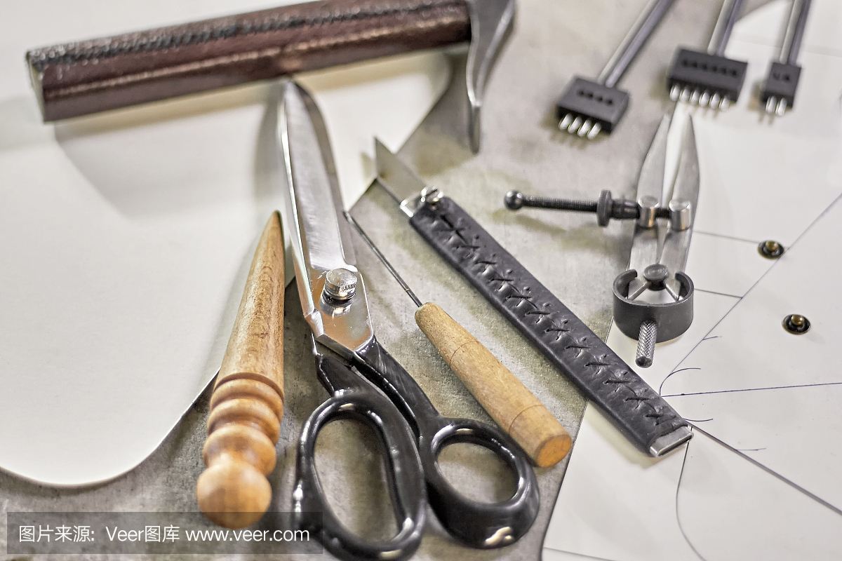 皮革手工DIY工具和模板在工作台上。